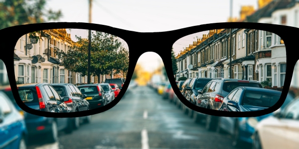 Imagen de gafas que enfocan y se ve desenfocado lo que está fuera de las gafas