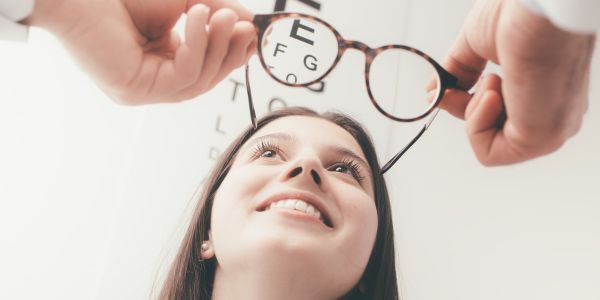 Chica en el proceso de cambiar de gafas