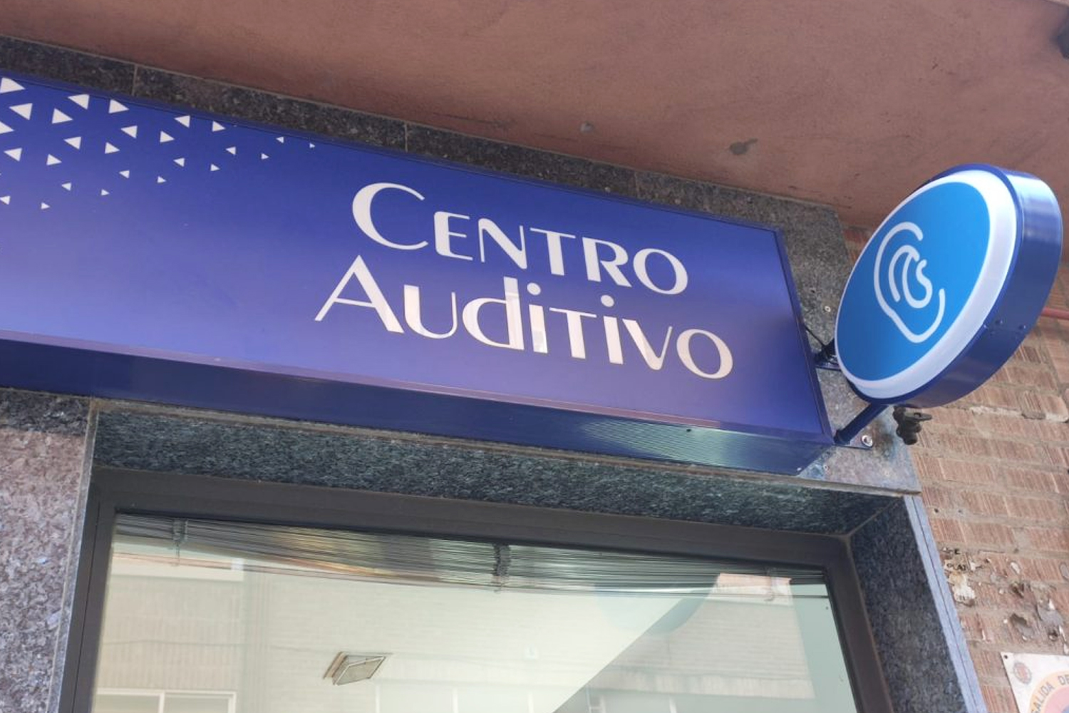 servicios-auditivos-óptica-santa-gema-1